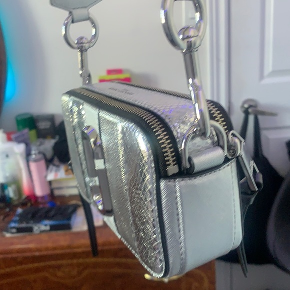 BNWT Marc Jacobs The Snapshot Metallic Striped Crossbody Bag in Silver - Picture 11 of 12